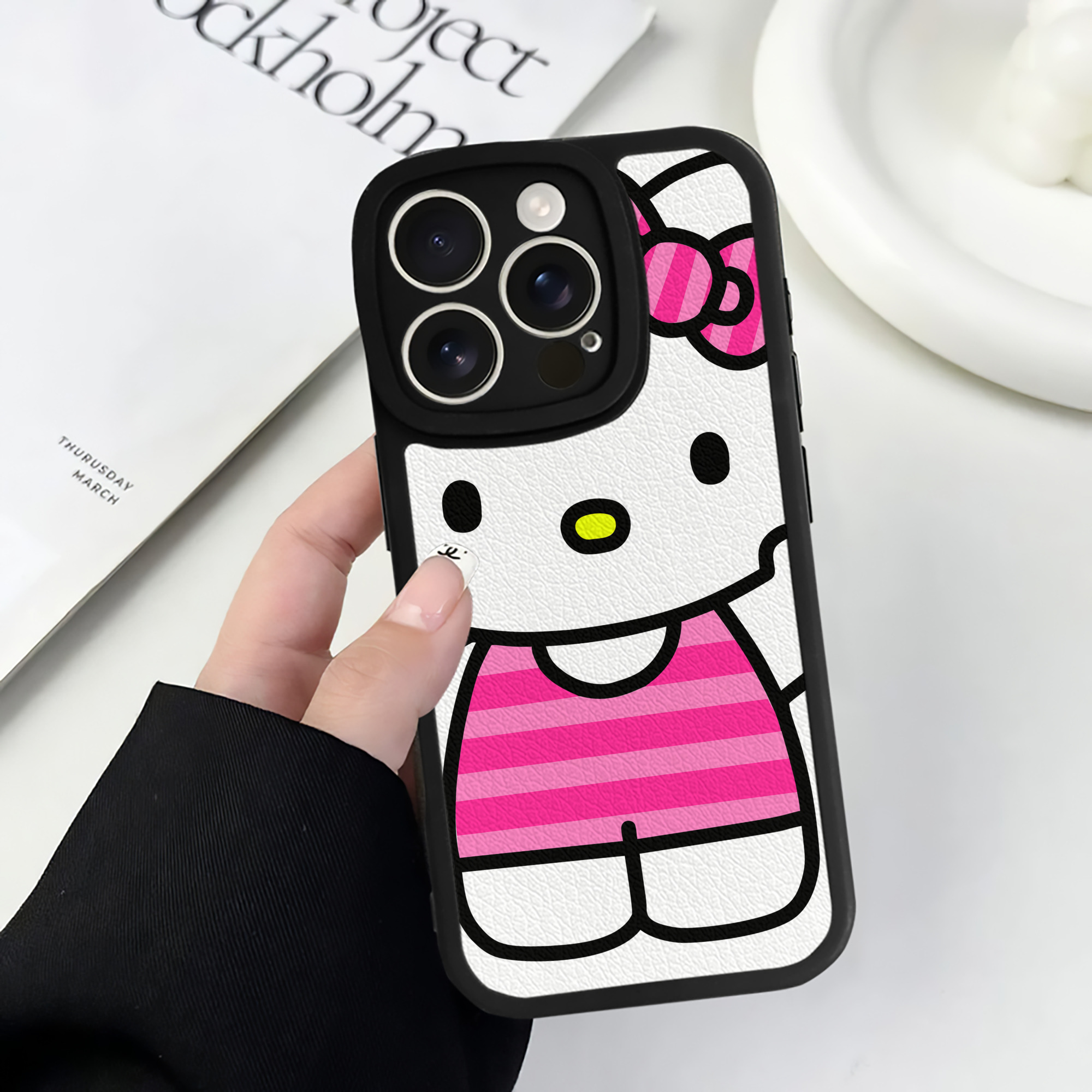 （画像用） Hello Kitty ハローキティ 【iPhone 16シリーズ対応】シリコンスマホケース（レザー調） 材質：シリコン